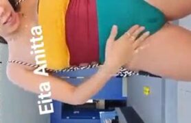Famosa Anitta videos buceta marcando bastante com maio apertado