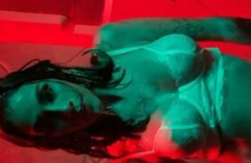 Bico do peito aparecendo Azzy em novo clip