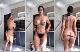 Famosa mostra os peitos e a xoxota usando uma calcinha bem cavada