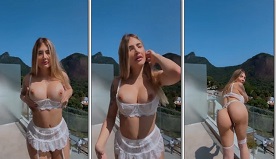 Aline Faria, a loira famosa do onlyfans, exibindo seu bumbum avantajado enquanto se diverte sozinha