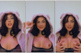 Camila Moura exibindo as teta elegantes em um pijama sensual