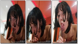 CanelaKami, também conhecida como CK, sendo uma egirl gótica em um momento de prazer oral