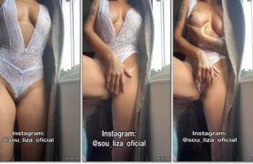 Elizabeth Borges no onlyfans fazendo um carinho em si mesma e soltando uns gemidos animados, usando uma roupa íntima branca