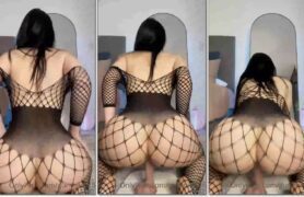 Uma beldade sensualiza no brinquedo erótico e sente prazer dançando com o bumbum