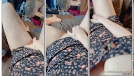 Kanya Bunloed levantando o vestidinho e se tocando com prazer