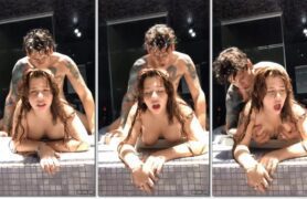 Kinechan fudendo gostoso com homem tatuado em um quarto de motel