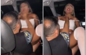 No Onlyfans, uma loirinha safada está se divertindo com seu coroa dentro do carro, pulando em cima dele e se contorcendo de prazer