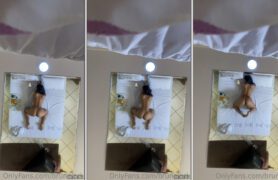 Bruna Iork dançando sensualmente de quatro na cama, mostrando seu bundão no espelho sem roupa