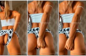 Vanessinha Vailatti se tocando com os dedos de forma bem ousada