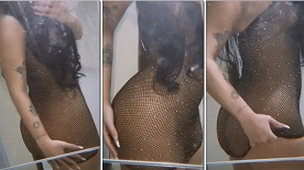 Safadinha da xaninha deliciosa rebolando peladinha com a buceta toda molhadinha