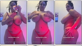 A famosa milf peituda Ava Addams mostrando seu belo corpo e se besuntando de creme