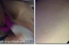 A Angelilx, famosa do onlyfans, curte demais quando usa o seu brinquedo para se satisfazer