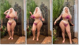 Juliette Michele, uma gostosa com peitos enormes, fazendo um ensaio fotográfico com os peitos de fora