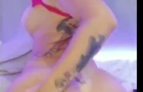 Agata Leal em um vídeo picante, usando dois brinquedos sensuais enquanto se diverte e dança