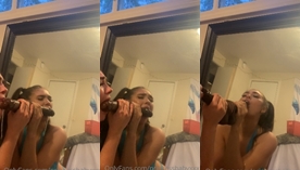 Aria Taylor, a jovem ousada e provocante, aparece no espelho se divertindo com um brinquedo sexual