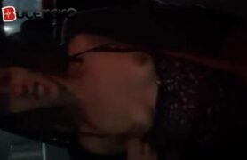 Renata Nunes, também conhecida como @renatinhaofcksl3, ebuceta as teta durante o trajeto de Uber