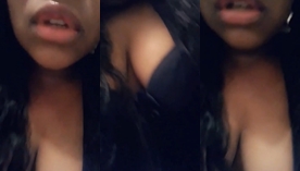 Vera Cassia se masturba e solta gemidos de prazer enquanto brinca com seus dedos na sua bucetinha