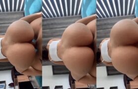 Mulher com um bundão grande está sentando de um jeito bem excitante no pau