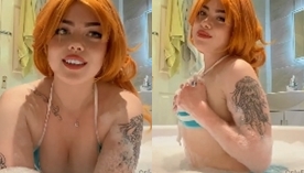 Angelica Reed, conhecida por seu cosplay da Nami de One Piece, aparece fazendo um banho de espuma mostrando tudo no OnlyFans