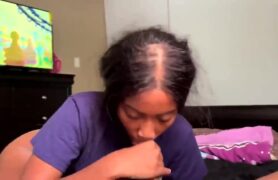 Jovem mulher negra fudendo gostoso oral no pau grande do tio na cama