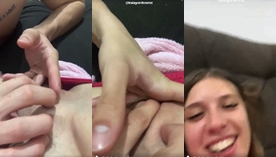 Na transmissão ao vivo, a celebridade do OnlyFans Evy Vieira solta gemidos enquanto o parceiro estimula sua buceta com os dedos