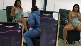 Martina Smith, uma famosa do onlyfans, se excita tanto com um vibrador na sua bucetinha ao ponto de soltar um jato de prazer no salão de beleza