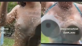 Meninas safadinhas Pah Suelen e Evy Vieira exibem seus peitão no vidro do carro