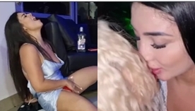 Festinha animada rolando na comemoração de aniversário da famosa do Onlyfans, Martina Smith, com todo mundo peladão