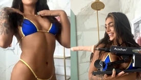 Emily Rinaudo, uma jovem usando biquíni, exibindo seu corpo em forma e sua máquina de prazer que ela gosta de usar