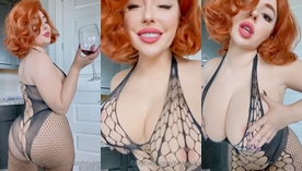 BishoujoMom, usando uma roupa super sexy, mostra seu rebolado sensual para a câmera