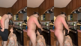 Fayebunni, uma garota com tatuagens e cheinha, ajoelhada fazendo um boquete no cara tarado e bem dotado