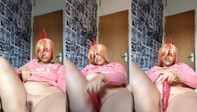 A cachorrinha Devil Kaly mostra sua barriguinha peluda ao se fantasiar de Chainsaw Man no cosplay