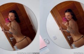 Karol Rosalin mostrando conteúdo gratuito no Onlyfans, se exibindo de forma ousada diante do espelho