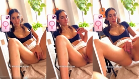 Izzy Green, a safada, ficou sem calcinha e levantou a saia, abrindo as pernas e se tocando