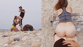 Na praia, a jovem Mrsmidwestjess faz um sexo oral caprichado e transa com o bem-dotado