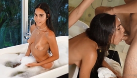Izzy Green se diverte na banheira, massageando as teta e mostrando o bundão para o cara