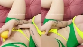 Putinhas bem gostosas, como a Babi Palomas, se divertem passando uma bolinha vibratória na xaninha molhada
