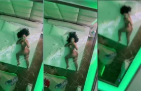 Amanda Luz, uma loira deslumbrante, deitada sem roupa na cama, refletindo no espelho