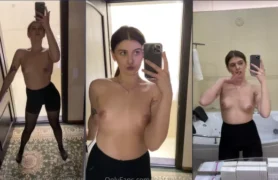 Lola Taylor, uma jovem modelo, exibindo seus peitão pequenos e firmes diante do espelho