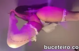 Tiktok da Amber Ford mostrando demais com a calcinha marcando na parte de baixo