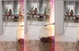 Carla se tocando na frente do espelho