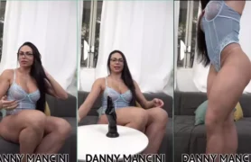Danny Mancini arrombando sua buceta com um grande e grosso consolo