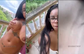 Kau Martini, modelo com tatuagens, posando sem roupa na varanda da comunidade