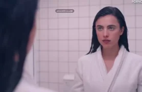 Margaret Qualley aparece completamente nua no filme A Substância