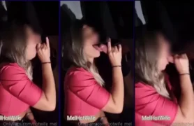 Mel Hotwife mamando o pau de um cara desconhecido na troca de casais