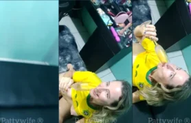 Patty, a esposa, fazendo oral enquanto bebe vinho, bem safada