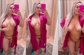 Gabyzinha Sexy exibe seu corpo nu com marcas de bronze