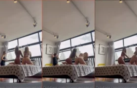 Monique Magnani e Jeh Yuriko estão deitadas na cama de quatro sem roupa