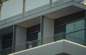 Letícia Colin aparece em cena usando um tom nude revelando seus peitão na série Os Outros