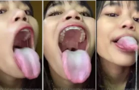 Tiktoker Deraangela fazendo uma live picante se divertindo sozinha na internet